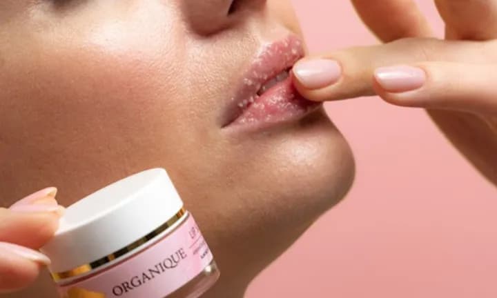 Jak zrobić peeling ust w domu, aby uniknąć suchych i spierzchniętych warg