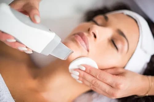 Peeling kawitacyjny dla kogo? Sprawdź, kto zyska na tym zabiegu