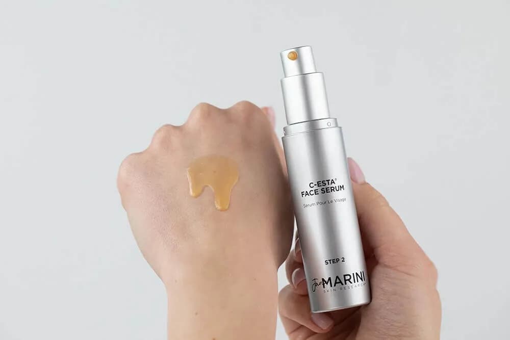 Czy na serum z witaminą C nakładać krem? Sprawdź, co musisz wiedzieć