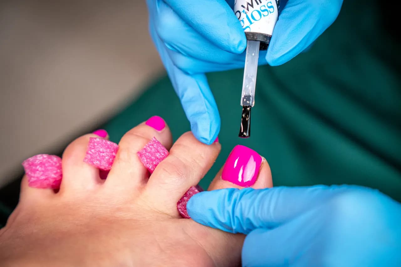 Hybryda na stopach co ile – jak długo utrzymuje się na paznokciach?