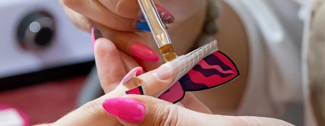 Co jest potrzebne do przedłużania paznokci? Kluczowe materiały i narzędzia