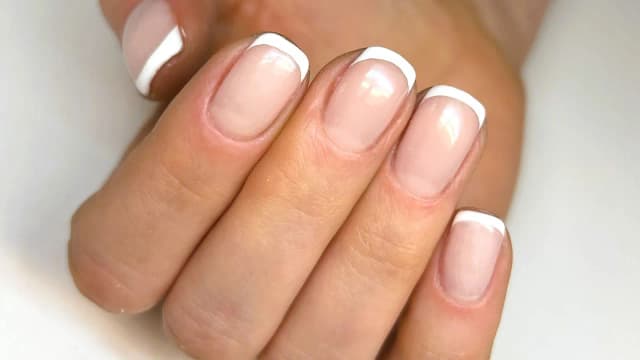 Ile kosztuje french manicure u kosmetyczki? Sprawdź ceny i porady